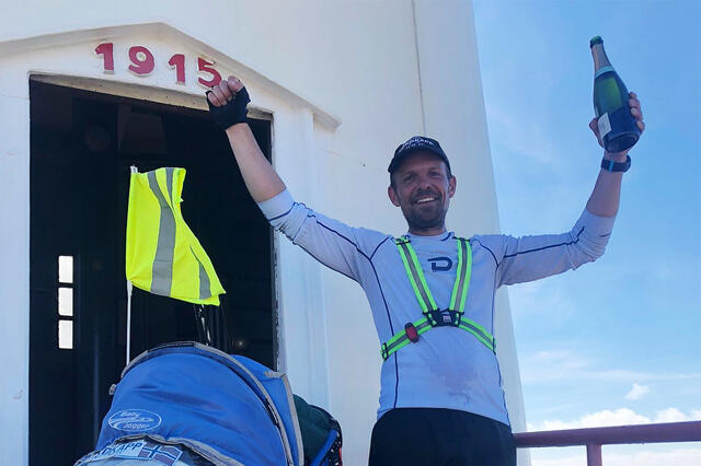 Etter i ha lagt tilbake 63 km i snitt per dag i 41 dager var Ondrej Jarusek framme ved fyret på Lindesnes. (Foto: privat)