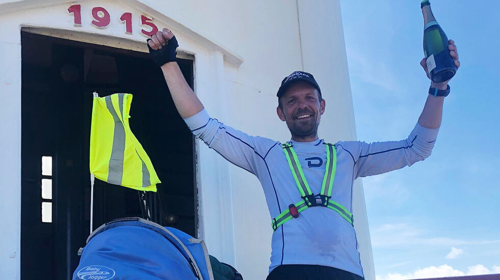 Etter i ha lagt tilbake 63 km i snitt per dag i 41 dager var Ondrej Jarusek framme ved fyret på Lindesnes. (Foto: privat)