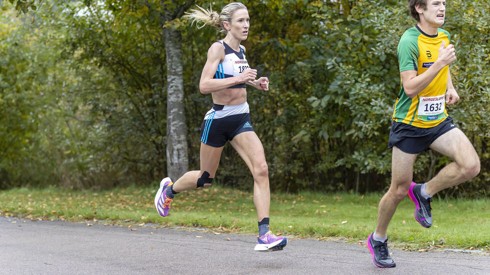 Karoline Bjerkeli Grøvdal løp inn til en sterk seier på halvmaraton i New York. Med seieren sikret hun seg førstepremien med en sjekk på over 200 000 norske kroner (Foto: Bjorn Hytjanstorp, Arkivfoto hentet fra Norgesløpet i 2022).
