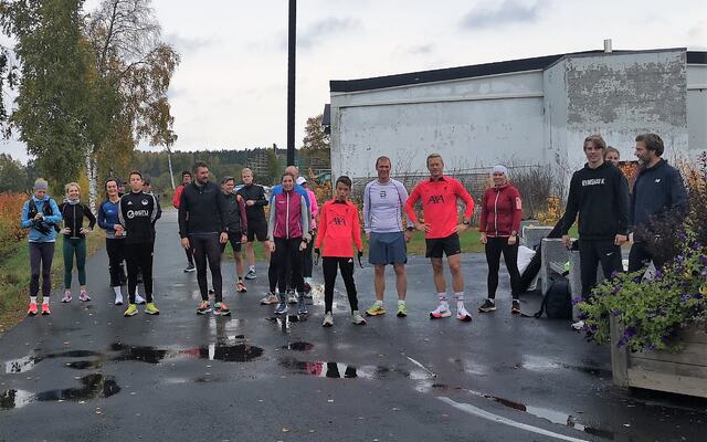 Klare til start ved Rolfshallen for nok et lavterskelløp i Elverum. (Foto: Rolf Bakken)