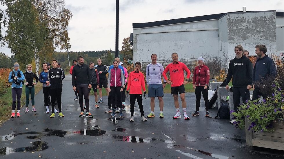 Klare til start ved Rolfshallen for nok et lavterskelløp i Elverum. (Foto: Rolf Bakken) 