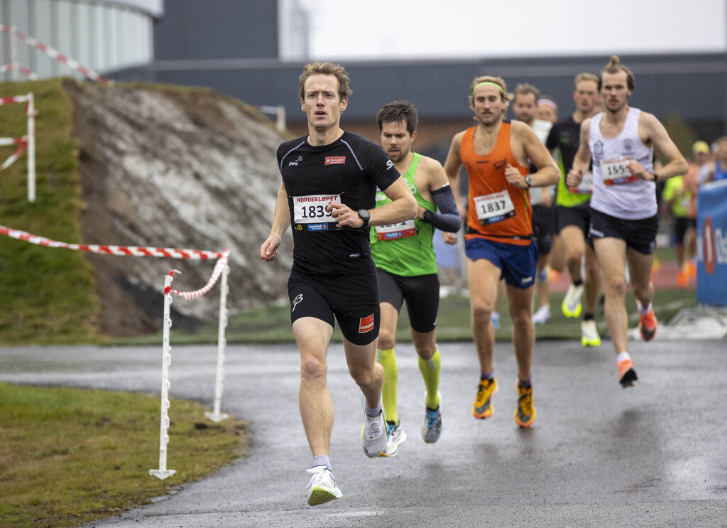 Norgesløpet 2022 - Halvmaraton - Øyvind Moen Fjeld tok teten ut fra Jessheim Friidrettsstadion.jpg