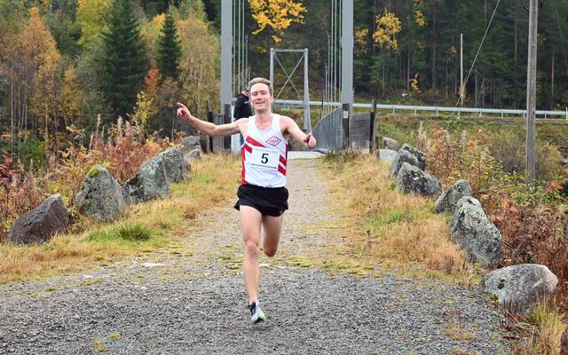 Årets raske vinner, Erlend Sørtveit, spurter i mål på Strandvoldbruas vestre brukar. (Foto: Hans Martin Østerhaug/Lokalavisa)