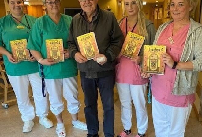 Altagårdshagen har fått sangbok i gave fra Pensjonistforeningen