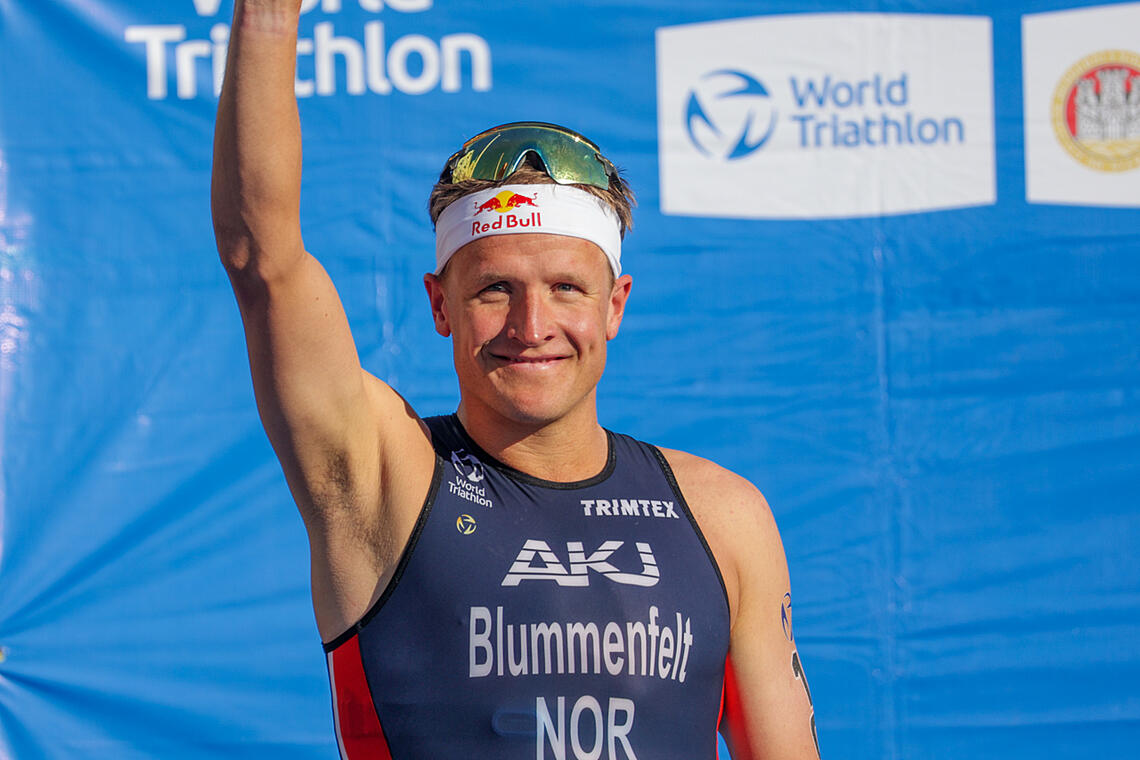 Kristian Blummenfelt har de siste årene vunnet det meste av det som kan vinnes innen triatlon. Her er han på en premiepall der han ikke vant, men ble nummer to: World Triathlon Cup i Bergen. (Foto: Arne Dag Myking)
