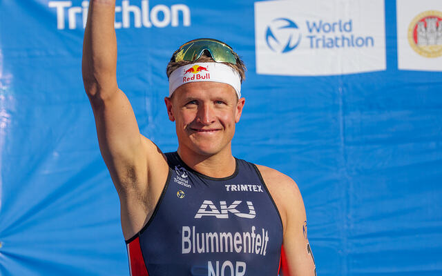 Kristian Blummenfelt har de siste årene vunnet det meste av det som kan vinnes innen triatlon. Her er han på en premiepall der han ikke vant, men ble nummer to: World Triathlon Cup i Bergen. (Foto: Arne Dag Myking)