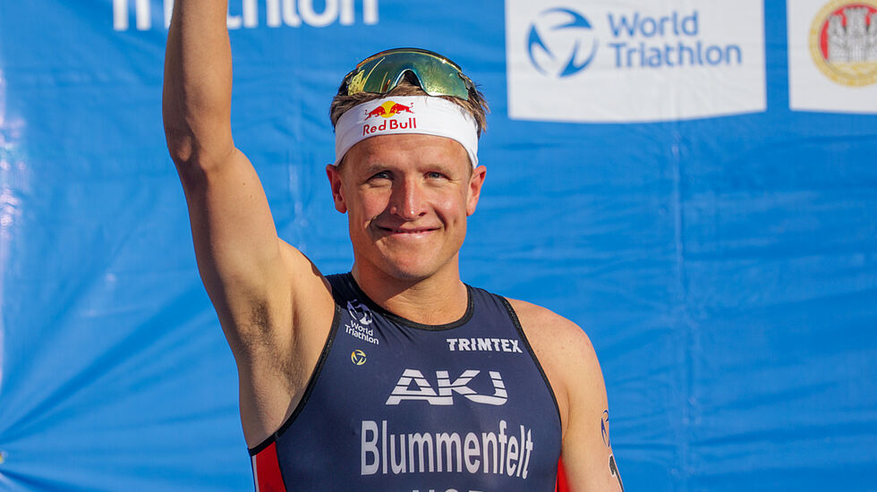 Kristian Blummenfelt har de siste årene vunnet det meste av det som kan vinnes innen triatlon. Her er han på en premiepall der han ikke vant, men ble nummer to: World Triathlon Cup i Bergen. (Foto: Arne Dag Myking)