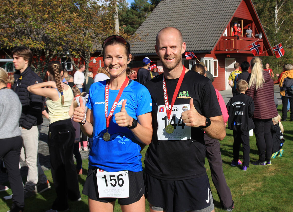 Vinnarane av halvmaraton: Annette Velde Sande og Stian Haugland. (Foto: Gisle Sellevold)