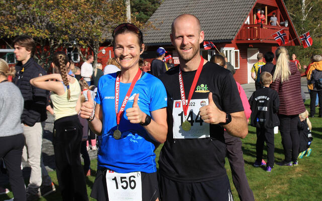 Vinnarane av halvmaraton: Annette Velde Sande og Stian Haugland. (Foto: Gisle Sellevold)