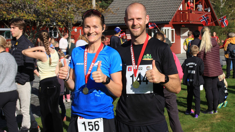 Vinnarane av halvmaraton: Annette Velde Sande og Stian Haugland. (Foto: Gisle Sellevold)
