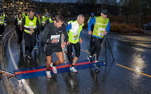 Her går starten for 10 kilometer, der var det færre deltakere enn på 5 kilometer. (Alle foto: Arne Dag Myking)