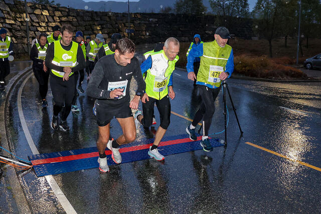 Her går starten for 10 kilometer, der var det færre deltakere enn på 5 kilometer. (Alle foto: Arne Dag Myking)