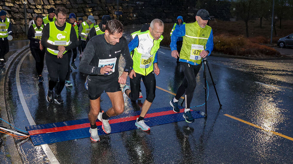 Her går starten for 10 kilometer, der var det færre deltakere enn på 5 kilometer. (Alle foto: Arne Dag Myking)