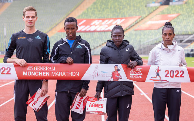 Den tyske debutanten Sebastian Hendel (t.v.) med Tsegaye Mekonnen, Agnes Keino og Aberu Zennebe på Olympiastadion i Munchen. (Foto: Norbert Wilhelmi)