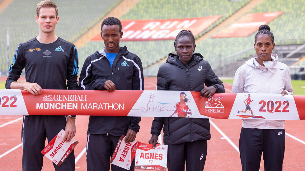 Den tyske debutanten Sebastian Hendel (t.v.) med Tsegaye Mekonnen, Agnes Keino og Aberu Zennebe på Olympiastadion i Munchen. (Foto: Norbert Wilhelmi)