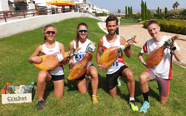 Sofie Fosslie (til venstre) og Ulrik Hovig (til høyre) vant 10 kilometeren, mens Vilde Antonsen og Magnus Hjellum var raskest på 5 km. Premiene var helt klart av det matnyttige slaget. (Foto: Runar Gilberg)