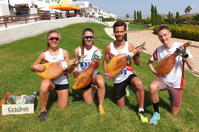 Sofie Fosslie (til venstre) og Ulrik Hovig (til høyre) vant 10 kilometeren, mens Vilde Antonsen og Magnus Hjellum var raskest på 5 km. Premiene var helt klart av det matnyttige slaget. (Foto: Runar Gilberg)