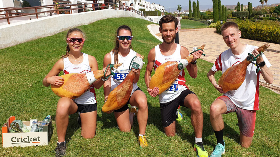 Sofie Fosslie (til venstre) og Ulrik Hovig (til høyre) vant 10 kilometeren, mens Vilde Antonsen og Magnus Hjellum var raskest på 5 km. Premiene var helt klart av det matnyttige slaget. (Foto: Runar Gilberg)  