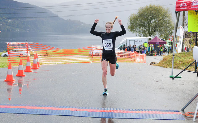 Sara-Rebekka Færø Linde kan juble over en seier i Sørfjorden halvmaraton (Foto: Arne Dag Myking)