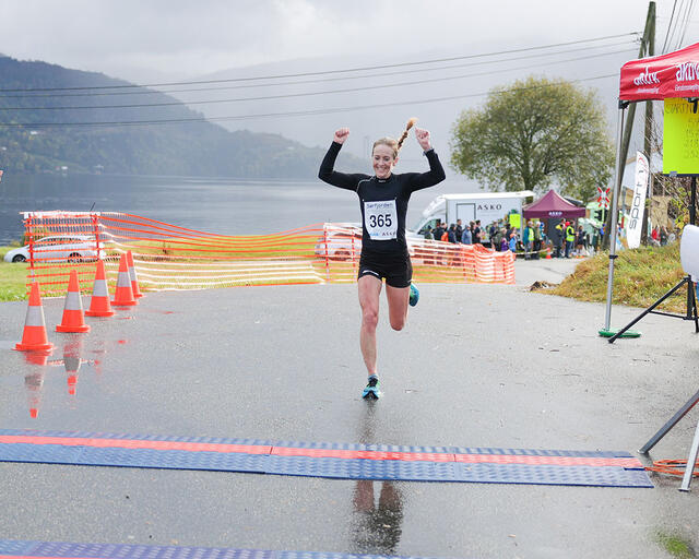 Sara-Rebekka Færø Linde kan juble over en seier i Sørfjorden halvmaraton (Foto: Arne Dag Myking)