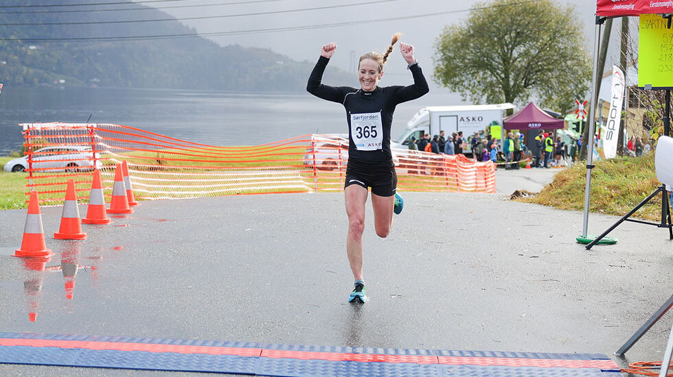 Sara-Rebekka Færø Linde kan juble over en seier i Sørfjorden halvmaraton (Foto: Arne Dag Myking) 