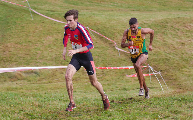 Oppgjøret om NM-tittelen ble en spennende duell som levde helt til målstreken, Magnus Tuv Myhre og Jacob Boutera skapte både spenning og god underholdning for tilskuerne til NM terrengløp. (Alle foto: Arne Dag Myking)