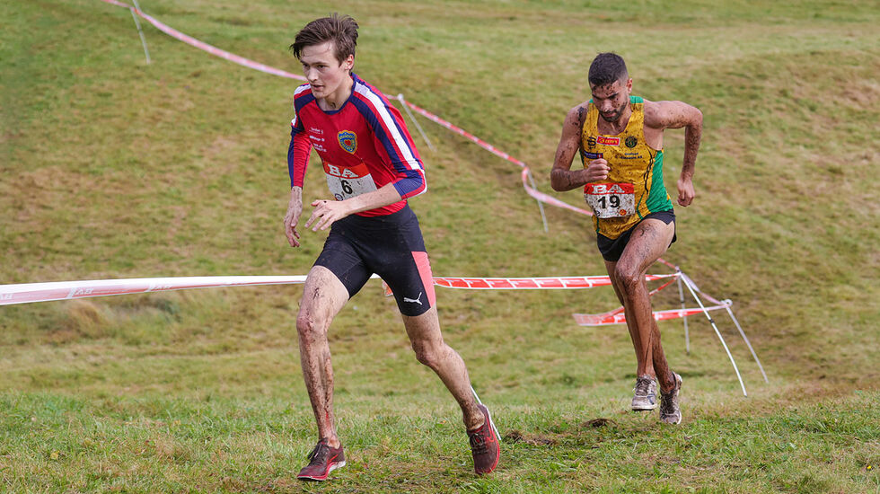 Oppgjøret om NM-tittelen ble en spennende duell som levde helt til målstreken, Magnus Tuv Myhre og Jacob Boutera skapte både spenning og god underholdning for tilskuerne til NM terrengløp. (Alle foto: Arne Dag Myking)