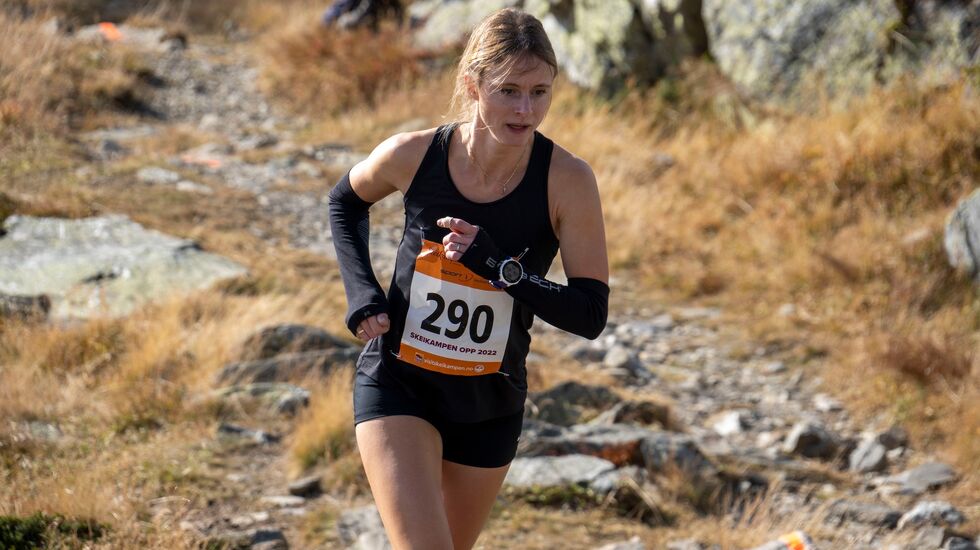 Anna Zielinkiewicz på vei mot seier på toppen av Skeikampen lørdag. (Foto fra Visit Skeikampens facebookside)