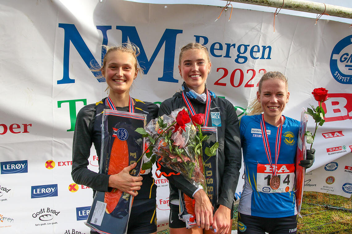 Kristine Meinert Rød, Andrea Engesæth og Hanne Mjøen Maridal, som ble nummer to, én og tre i NM terrengløp, er alle tatt ut til nordisk. (Foto: Arne Dag Myking) 