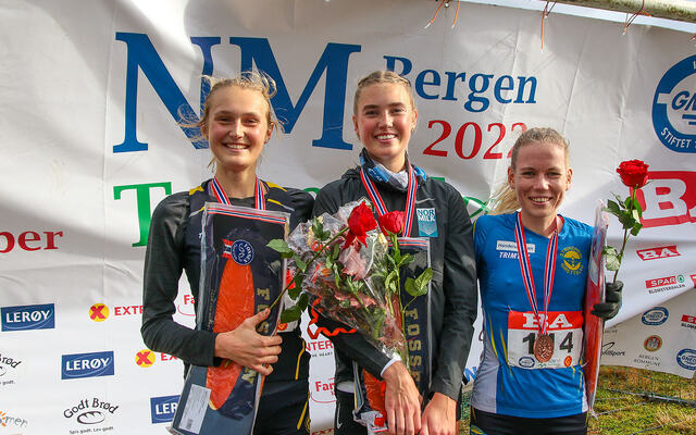 Kristine Meinert Rød, Andrea Engesæth og Hanne Mjøen Maridal, som ble nummer to, én og tre i NM terrengløp, er alle tatt ut til nordisk. (Foto: Arne Dag Myking)