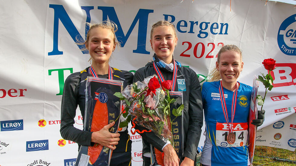 Kristine Meinert Rød, Andrea Engesæth og Hanne Mjøen Maridal, som ble nummer to, én og tre i NM terrengløp, er alle tatt ut til nordisk. (Foto: Arne Dag Myking) 