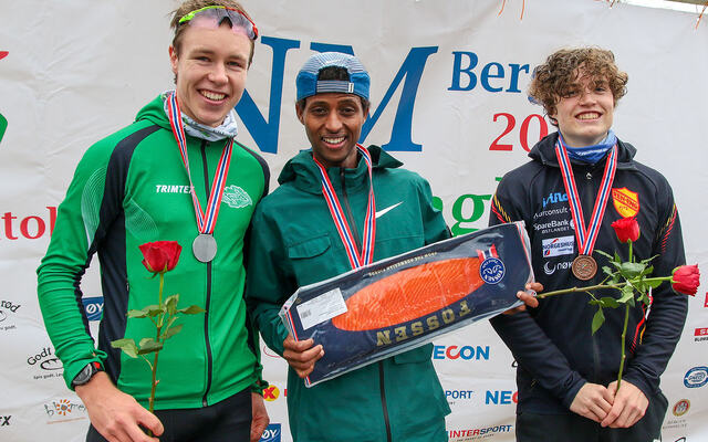 Premiepallen menn junior: Vebjørn Hovdejord, Abdulahi Dahir Rabi og Esten Hansen-Møllerud Hauen. Her var det også spiselige premier. (Foto: Arne Dag Myking)