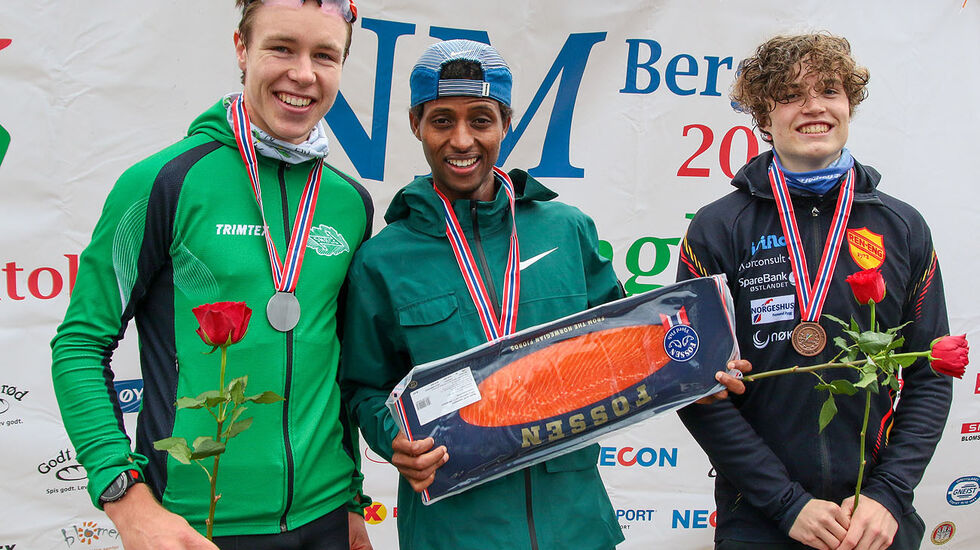 Premiepallen menn junior: Vebjørn Hovdejord, Abdulahi Dahir Rabi og Esten Hansen-Møllerud Hauen. Her var det også spiselige premier. (Foto: Arne Dag Myking)