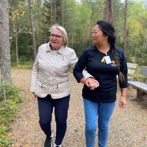 Sigrid og hjelpepleier Maria går tur til gapahuken som ligger like ved Horg helse- og omsorgssenter. Området er mye brukt av bofellesskapet. Foto: Melhus kommune/Marthe Eid