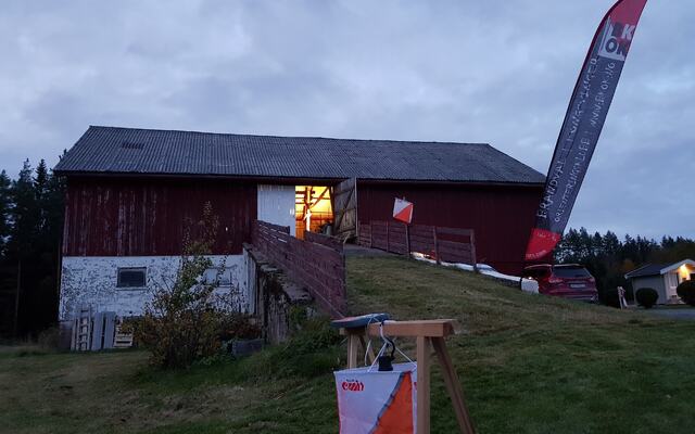 Målpost utenfor samlingsplass på låven. (Foto: Stein Arne Negård)