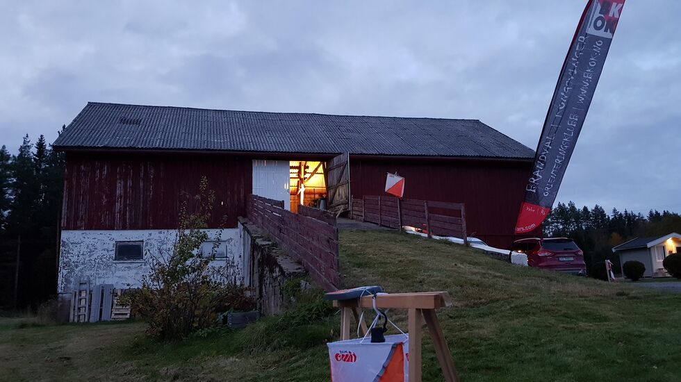 Målpost utenfor samlingsplass på låven. (Foto: Stein Arne Negård)