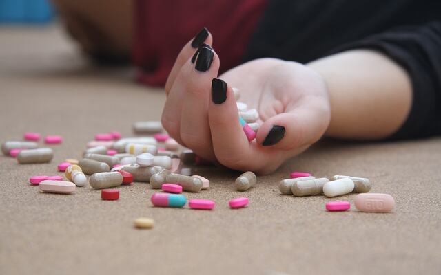 Kanskje skulle vi heller prøve å ta tak i årsakene til problema – enten det er blodtrykket som er høgt eller sinnsstemninga som er mørk. (Foto: Hasty Words, Pixabay)