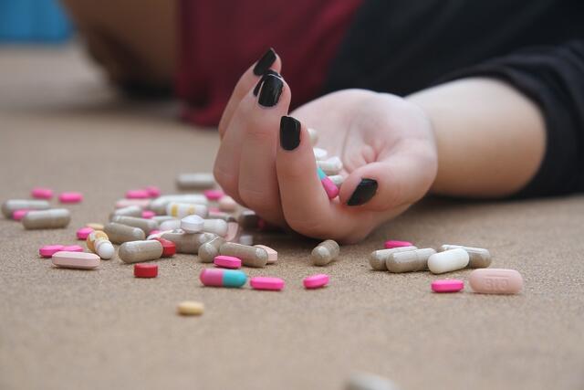 Kanskje skulle vi heller prøve å ta tak i årsakene til problema – enten det er blodtrykket som er høgt eller sinnsstemninga som er mørk. (Foto: Hasty Words, Pixabay)