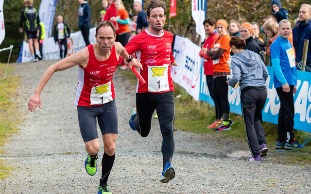 Veksling for laget til Osterøy Il Friidrett Team Batti i stafetten i 2019. (Foto: Eivind Helland Marienborg)