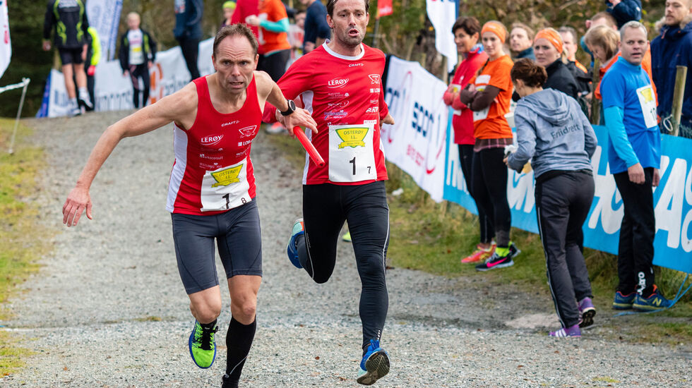 Veksling for laget til Osterøy Il Friidrett Team Batti i stafetten i 2019. (Foto: Eivind Helland Marienborg)
