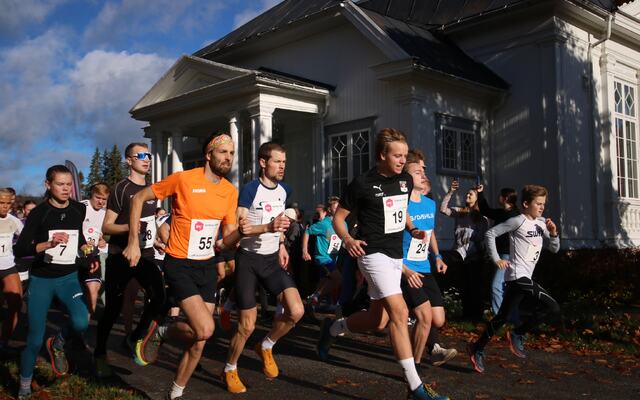 Vel 40 løpere la av gårde i samlet flokk fra Hurdal Verk folkehøgskole med Sindre Buraas (55) i front. (Foto fra FVH sin facebookside)