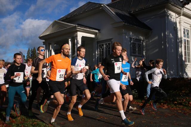 Vel 40 løpere la av gårde i samlet flokk fra Hurdal Verk folkehøgskole med Sindre Buraas (55) i front. (Foto fra FVH sin facebookside)