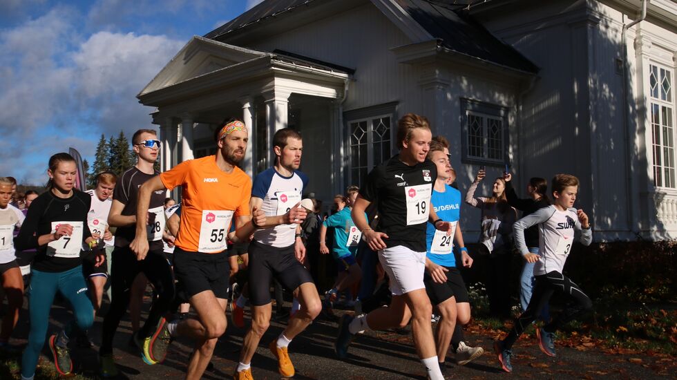 Vel 40 løpere la av gårde i samlet flokk fra Hurdal Verk folkehøgskole med Sindre Buraas (55) i front. (Foto fra FVH sin facebookside)
