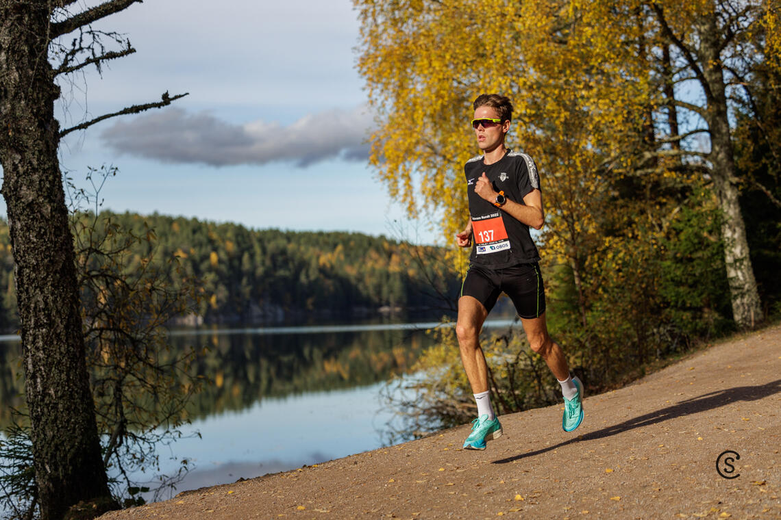 Vinner av 10 km, Petter Rypdal fra IK Tjalve, i solfylte og høstlige omgivelser ved Nøklevann lørdag. (Foto: Sylvain Cavatz)