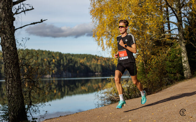 Vinner av 10 km, Petter Rypdal fra IK Tjalve, i solfylte og høstlige omgivelser ved Nøklevann lørdag. (Foto: Sylvain Cavatz)