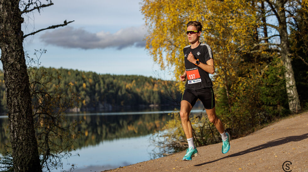 Vinner av 10 km, Petter Rypdal fra IK Tjalve, i solfylte og høstlige omgivelser ved Nøklevann lørdag. (Foto: Sylvain Cavatz)