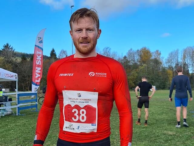 Joar Thele etter å ha tatt seieren i favoritt-terrenget til kubblegenden. (Foto fra Løpets facebookside)