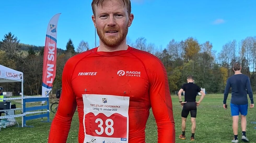 Joar Thele etter å ha tatt seieren i favoritt-terrenget til kubblegenden. (Foto fra Løpets facebookside)