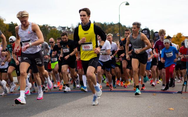 Fra fellesstart for 5 og 10 km med dagens raskeste på 10 km, Axel Mender fra arrangørklubben Re Friidrettsklubb, helt til venstre i bildet. (Foto: Arvid Klokk)