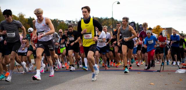 Fra fellesstart for 5 og 10 km med dagens raskeste på 10 km, Axel Mender fra arrangørklubben Re Friidrettsklubb, helt til venstre i bildet. (Foto: Arvid Klokk)